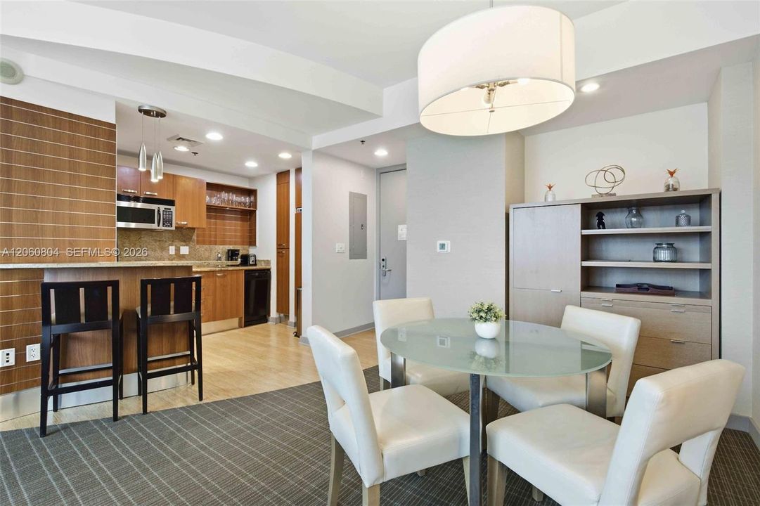 В аренду: $4,600 (1 спален, 1 ванн, 823 Квадратных фут)