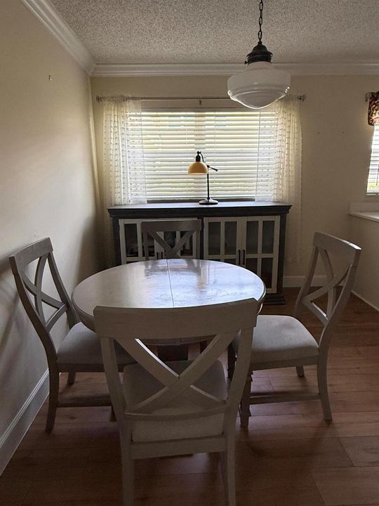 Dining rm