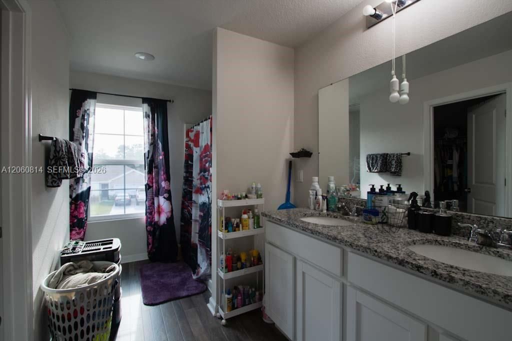 For Sale: $305,000 (4 beds, 2 baths, 1640 Square Feet)