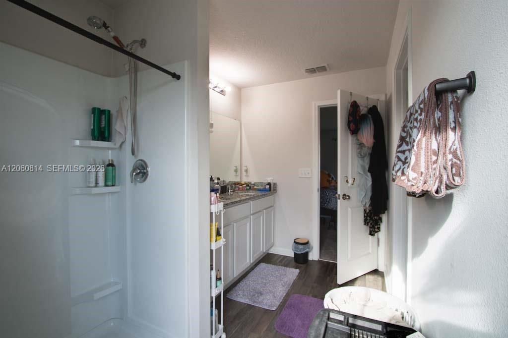 For Sale: $305,000 (4 beds, 2 baths, 1640 Square Feet)