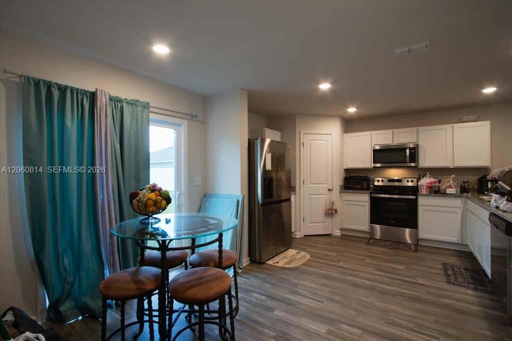 For Sale: $305,000 (4 beds, 2 baths, 1640 Square Feet)