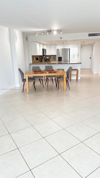 В аренду: $2,900 (1 спален, 2 ванн, 1075 Квадратных фут)