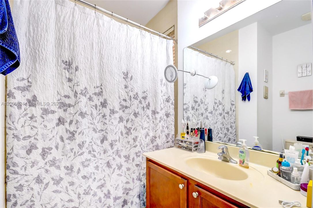En Venta: $425,000 (3 camas, 2 baños, 1256 Pies cuadrados)