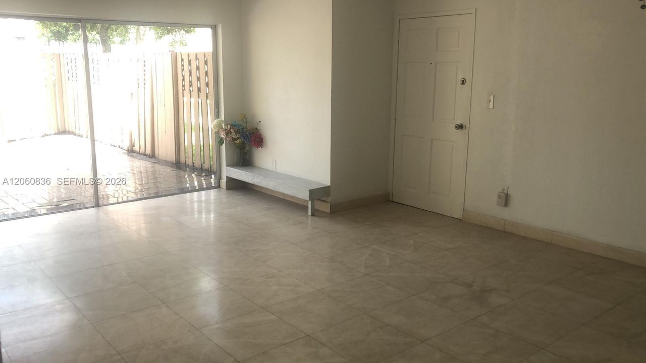 На продажу: $309,000 (2 спален, 2 ванн, 1060 Квадратных фут)