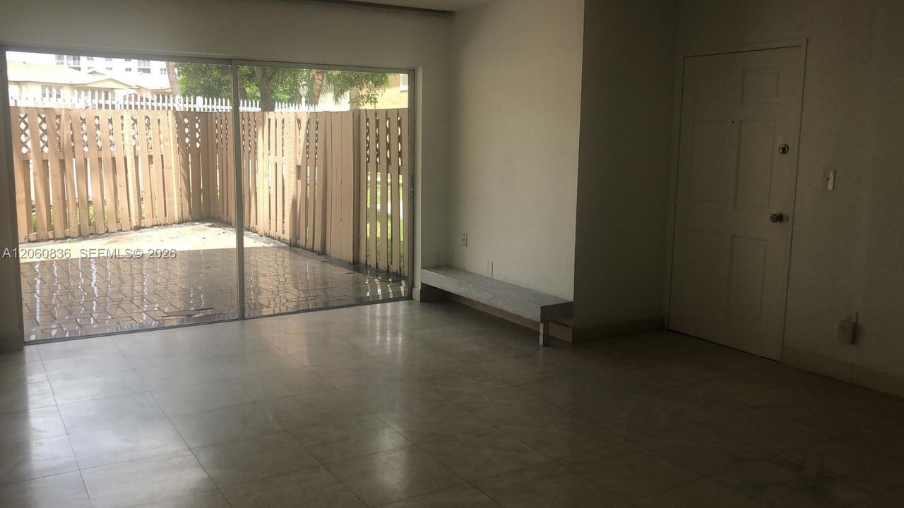 На продажу: $309,000 (2 спален, 2 ванн, 1060 Квадратных фут)