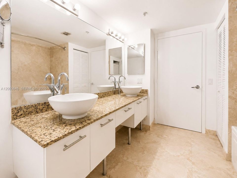 For Sale: $475,000 (1 beds, 1 baths, 1058 Square Feet)