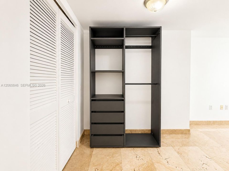 For Sale: $475,000 (1 beds, 1 baths, 1058 Square Feet)