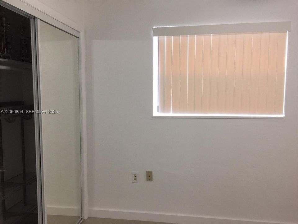 На продажу: $199,999 (2 спален, 1 ванн, 650 Квадратных фут)