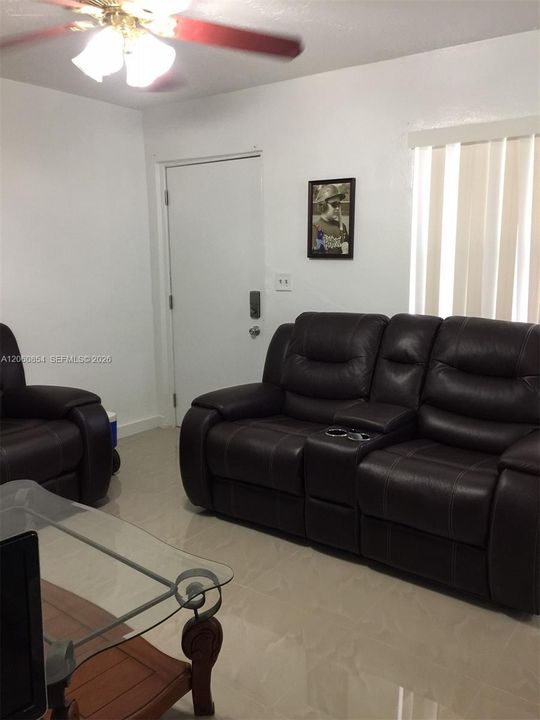 На продажу: $199,999 (2 спален, 1 ванн, 650 Квадратных фут)