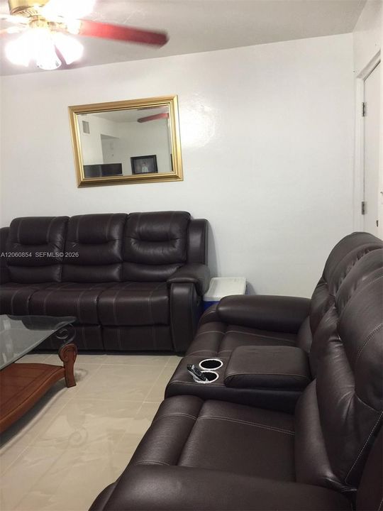 На продажу: $199,999 (2 спален, 1 ванн, 650 Квадратных фут)