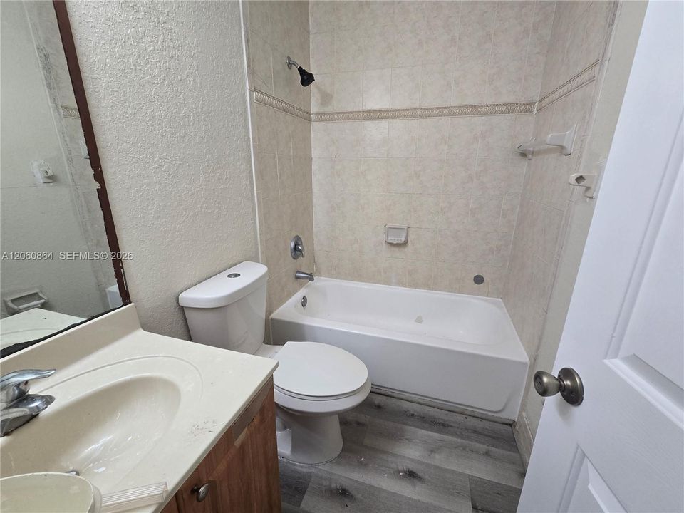 На продажу: $290,000 (4 спален, 2 ванн, 1302 Квадратных фут)