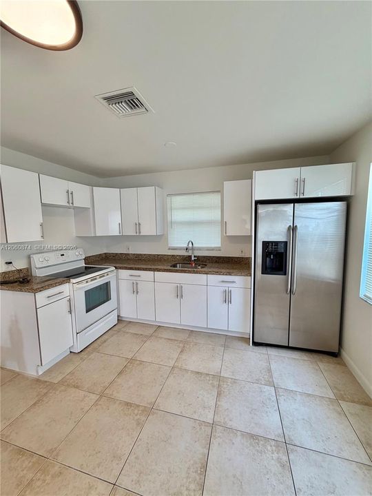 En Renta: $2,950 (3 camas, 2 baños, 2611 Pies cuadrados)