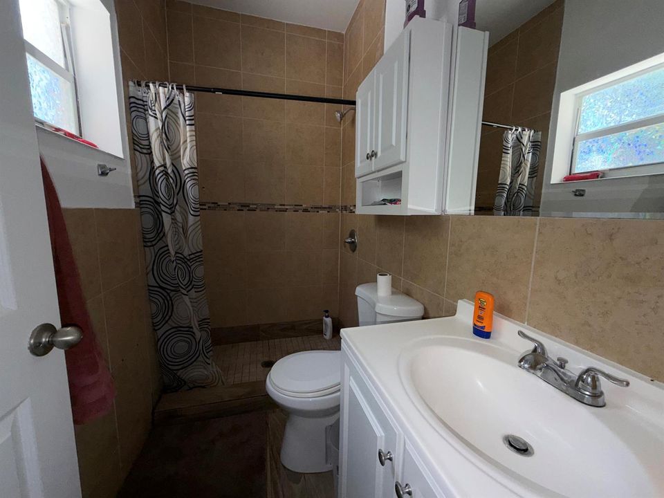 Efficiency full bathroom