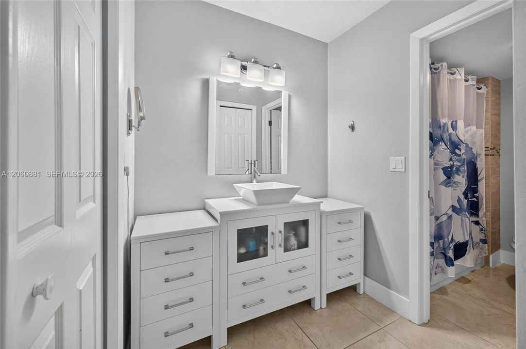 На продажу: $325,000 (2 спален, 2 ванн, 1256 Квадратных фут)