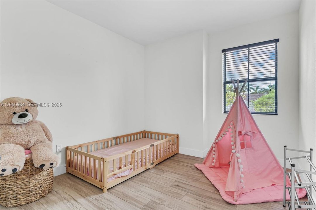 На продажу: $429,900 (3 спален, 2 ванн, 1740 Квадратных фут)