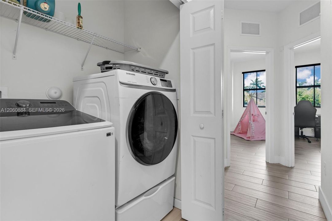 На продажу: $429,900 (3 спален, 2 ванн, 1740 Квадратных фут)