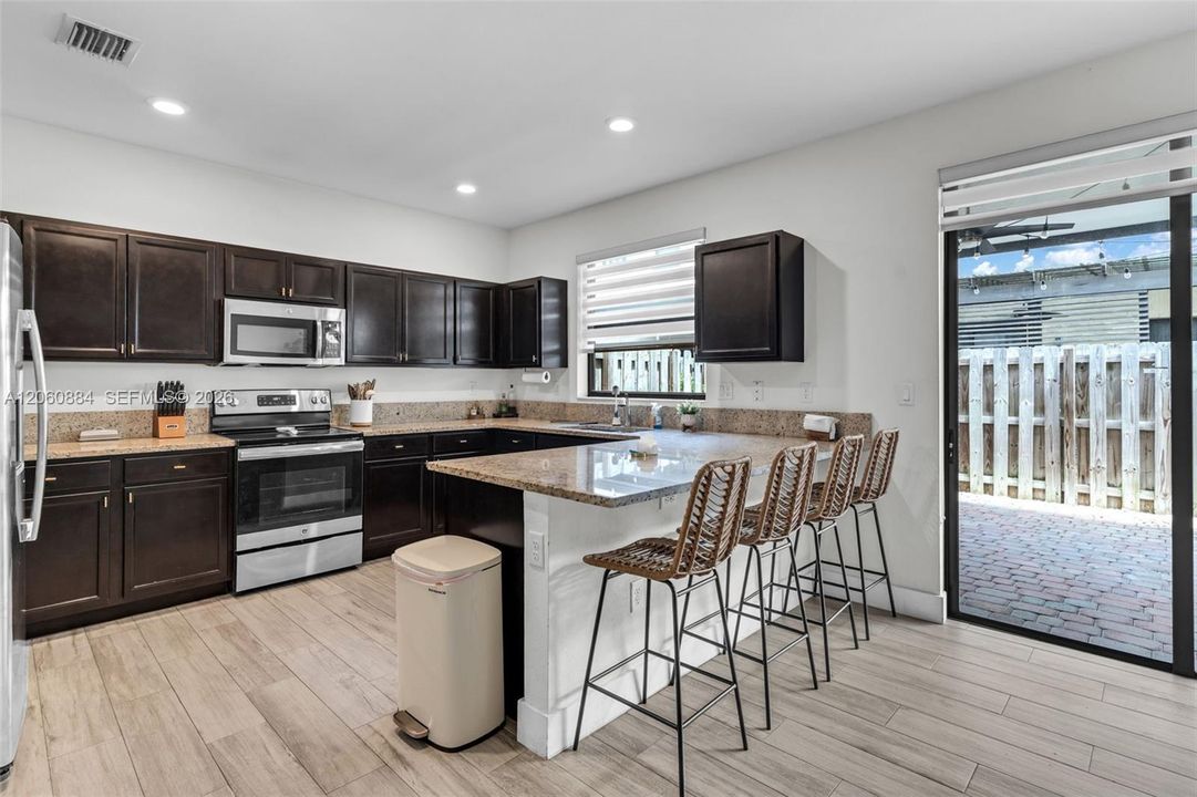 На продажу: $429,900 (3 спален, 2 ванн, 1740 Квадратных фут)