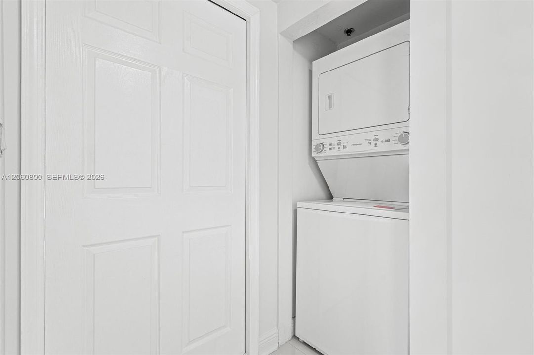 В аренду: $3,900 (2 спален, 2 ванн, 1387 Квадратных фут)