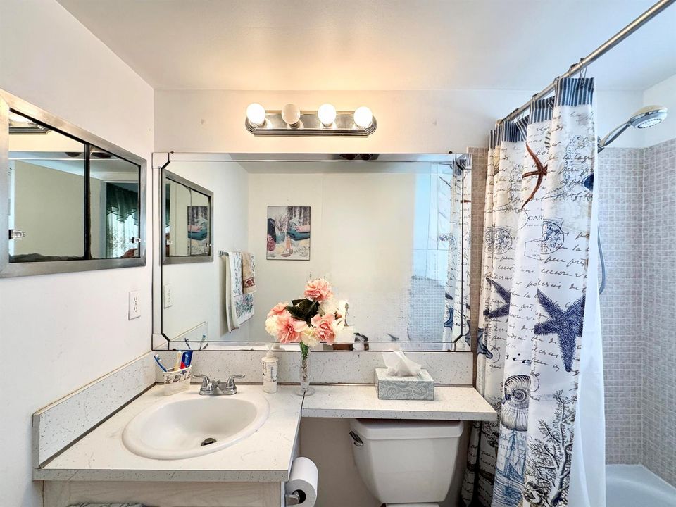 bathroom w/ tub