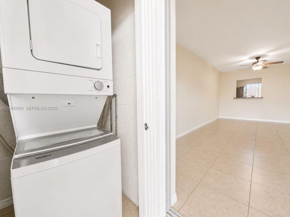В аренду: $2,200 (2 спален, 2 ванн, 950 Квадратных фут)