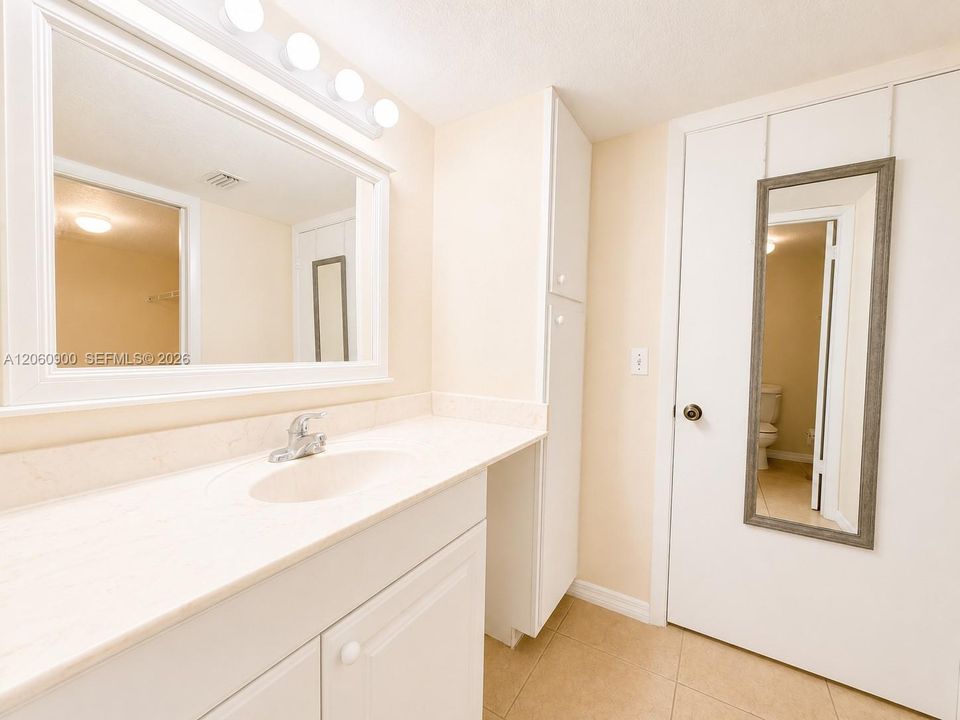 В аренду: $2,200 (2 спален, 2 ванн, 950 Квадратных фут)