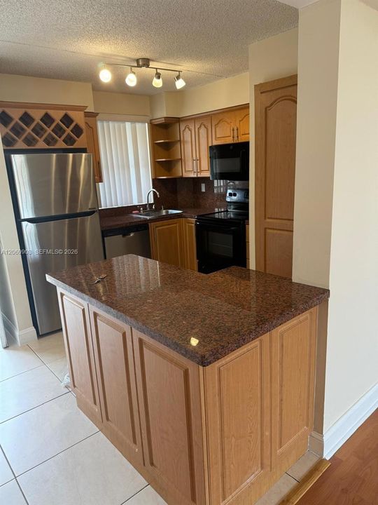 В аренду: $2,250 (2 спален, 2 ванн, 1095 Квадратных фут)