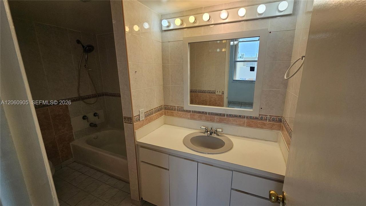 В аренду: $2,300 (2 спален, 2 ванн, 1285 Квадратных фут)