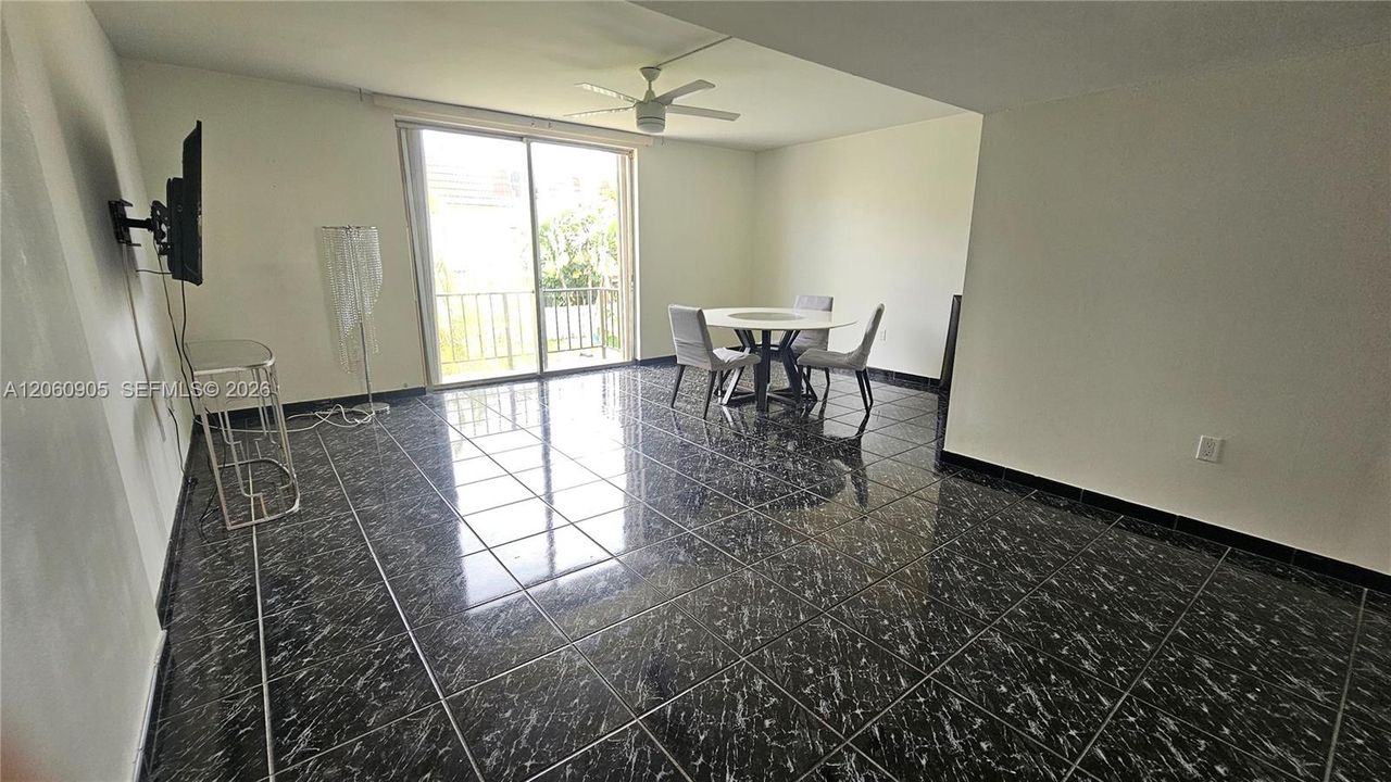 В аренду: $2,300 (2 спален, 2 ванн, 1285 Квадратных фут)