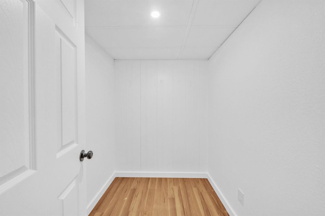 15 Walk-In Closet (2)