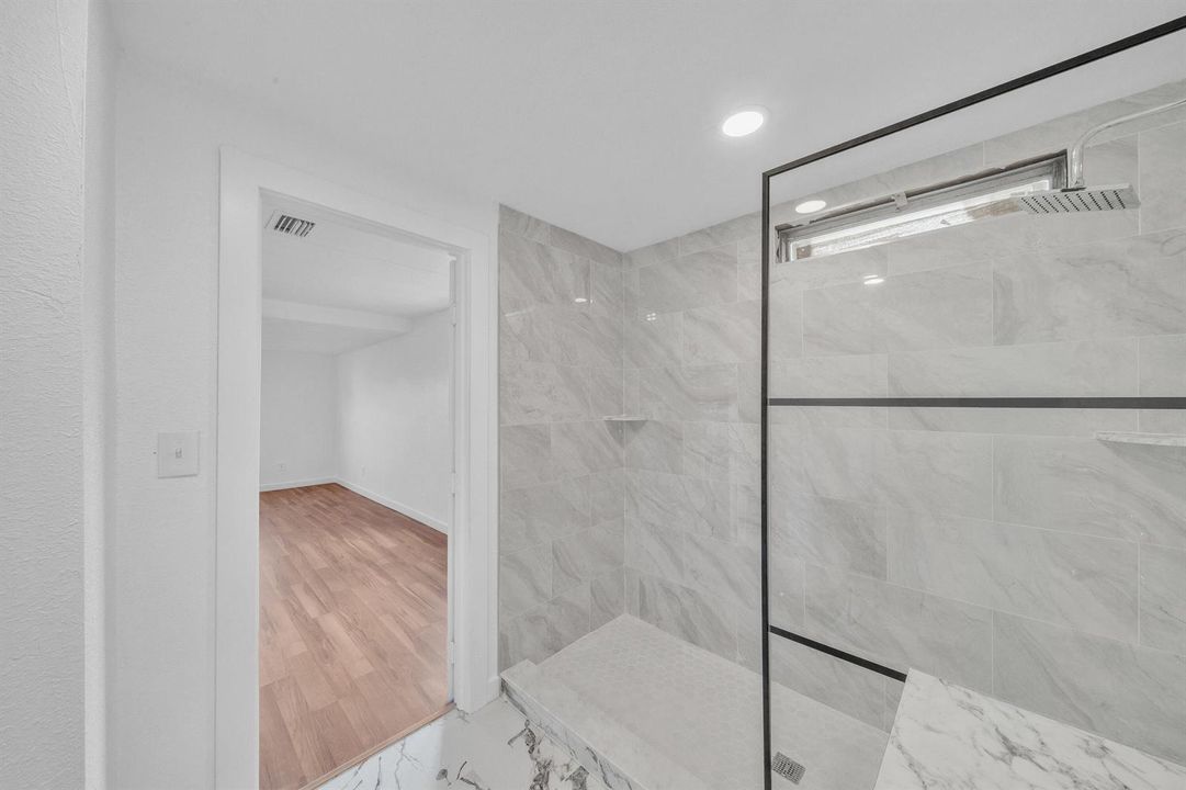 17 Primary Bathroom (2)