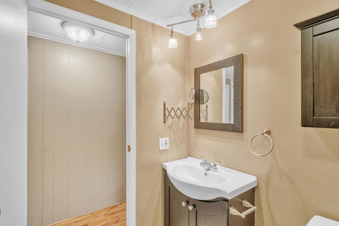 14 Guest Bathroom (3)