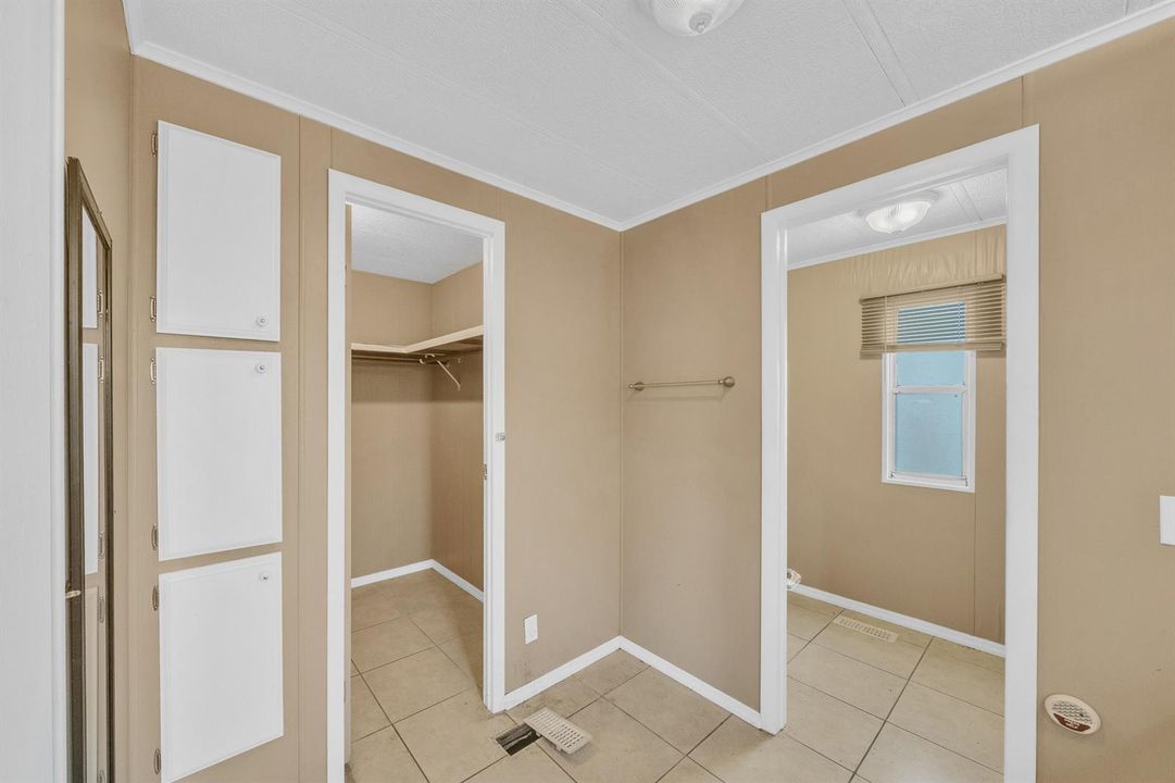 16 Primary Bathroom (2)