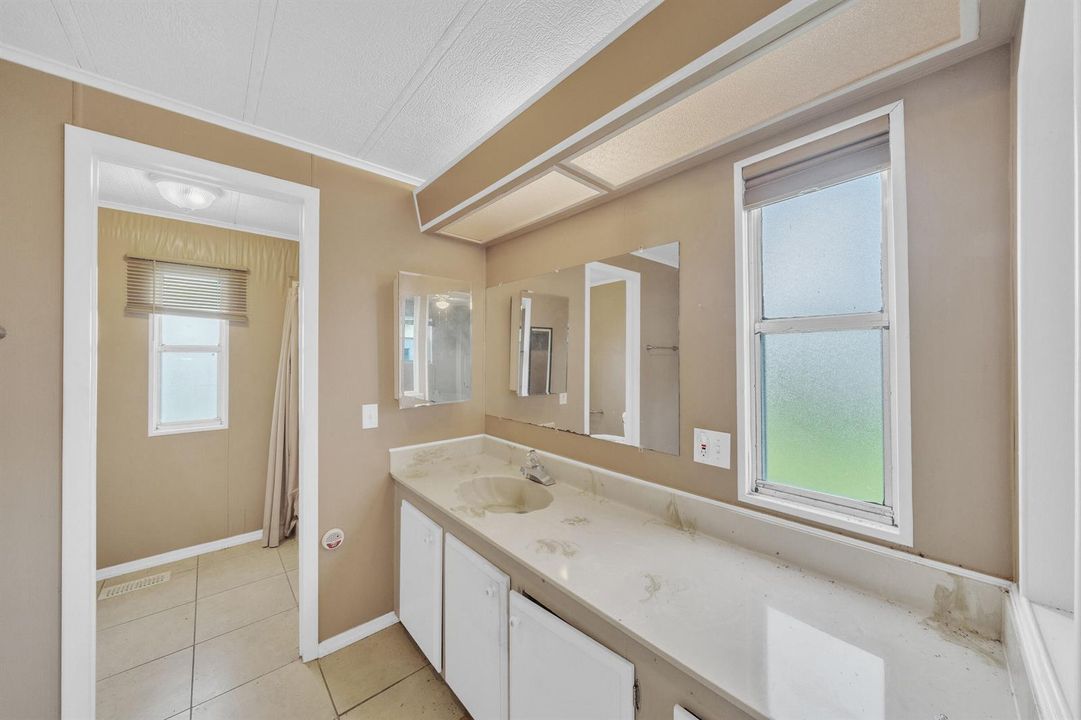 16 Primary Bathroom (1)