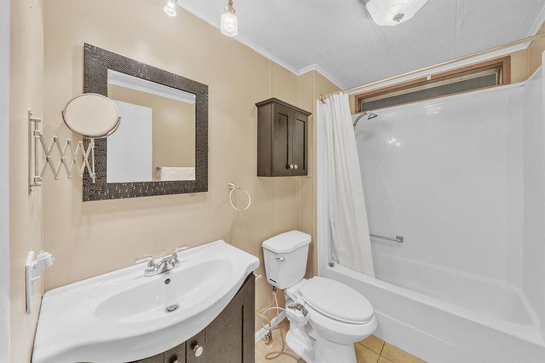 14 Guest Bathroom (2)