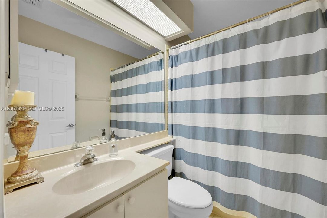 На продажу: $409,999 (2 спален, 2 ванн, 1392 Квадратных фут)
