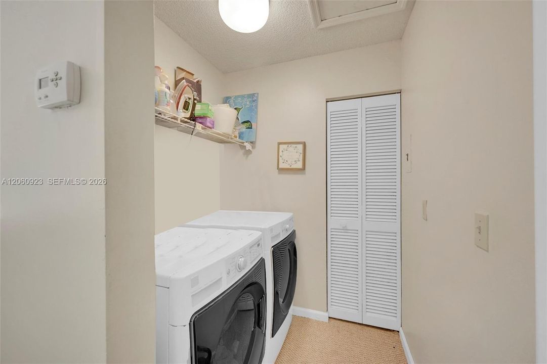 На продажу: $409,999 (2 спален, 2 ванн, 1392 Квадратных фут)