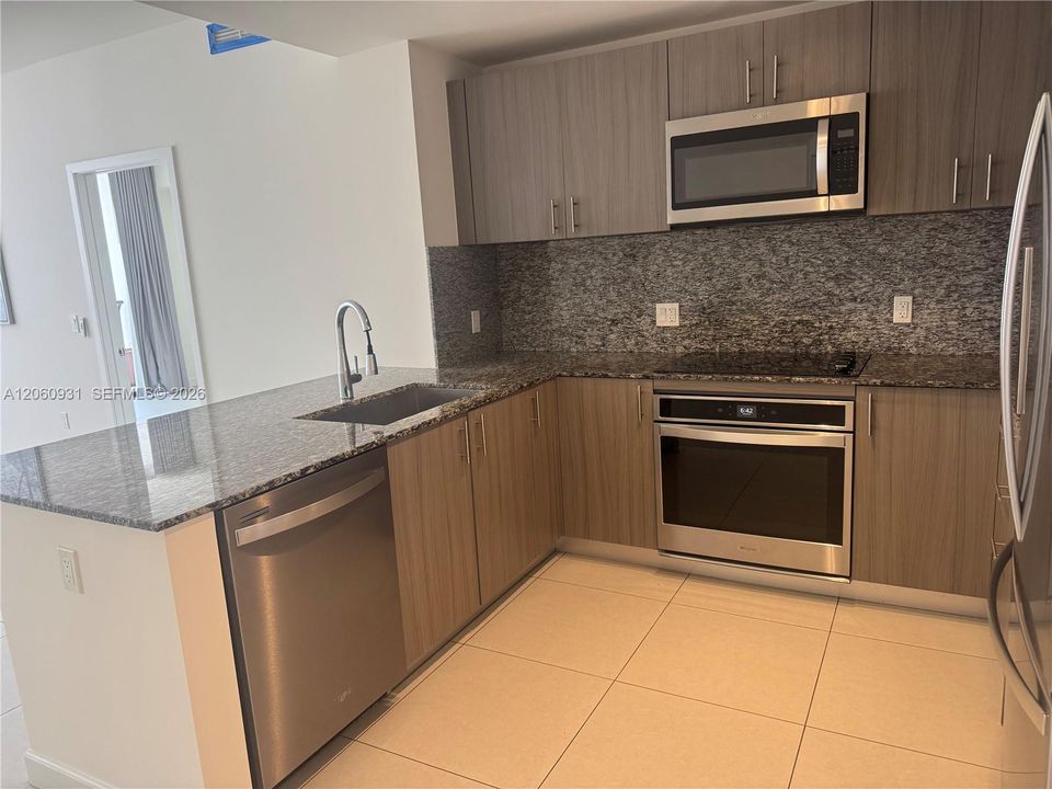 В аренду: $4,000 (2 спален, 2 ванн, 1106 Квадратных фут)