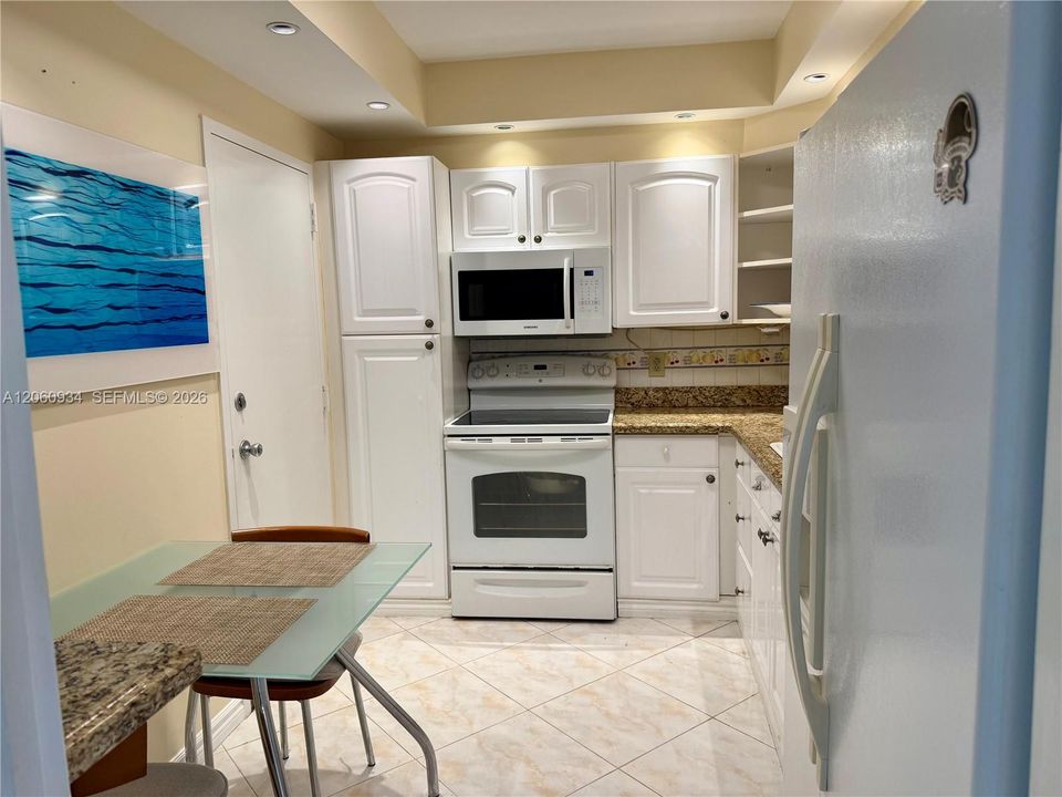 For Rent: $2,200 (1 beds, 1 baths, 870 Square Feet)