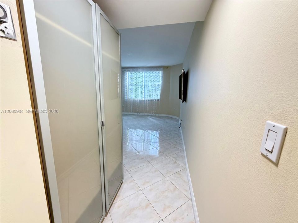 For Rent: $2,200 (1 beds, 1 baths, 870 Square Feet)