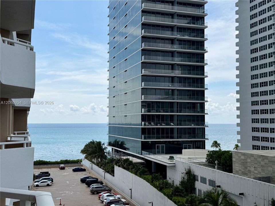 For Rent: $2,200 (1 beds, 1 baths, 870 Square Feet)