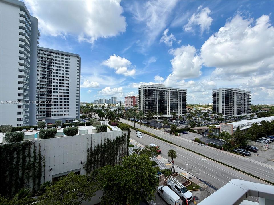 For Rent: $2,200 (1 beds, 1 baths, 870 Square Feet)