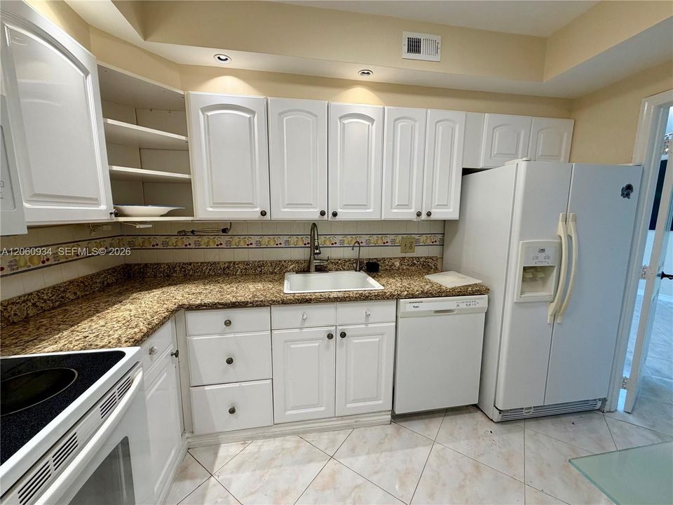 For Rent: $2,200 (1 beds, 1 baths, 870 Square Feet)