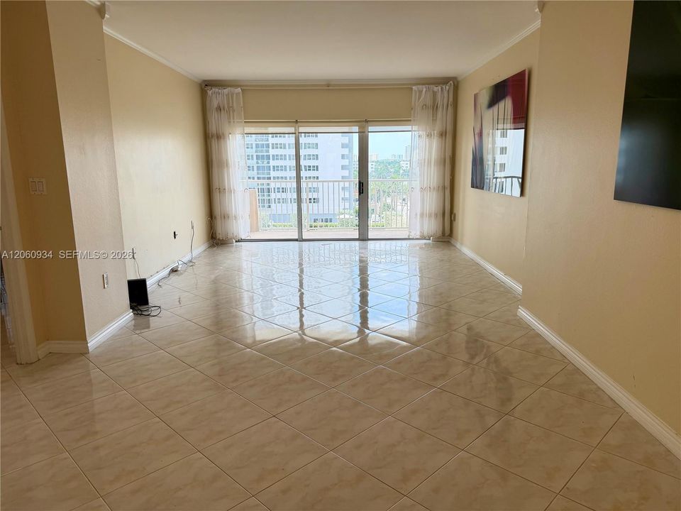 For Rent: $2,200 (1 beds, 1 baths, 870 Square Feet)