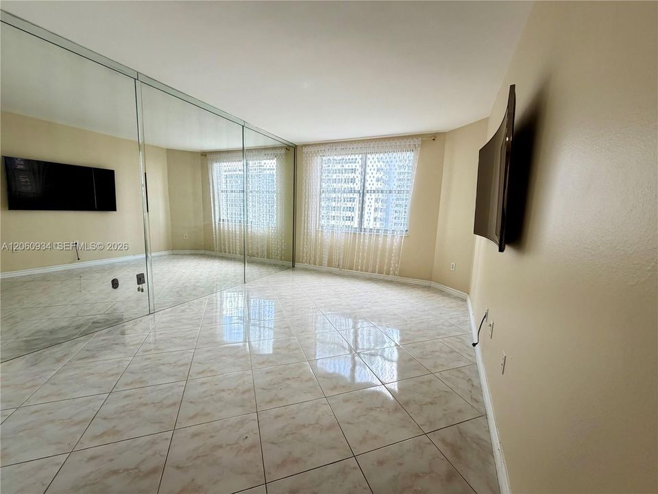 For Rent: $2,200 (1 beds, 1 baths, 870 Square Feet)