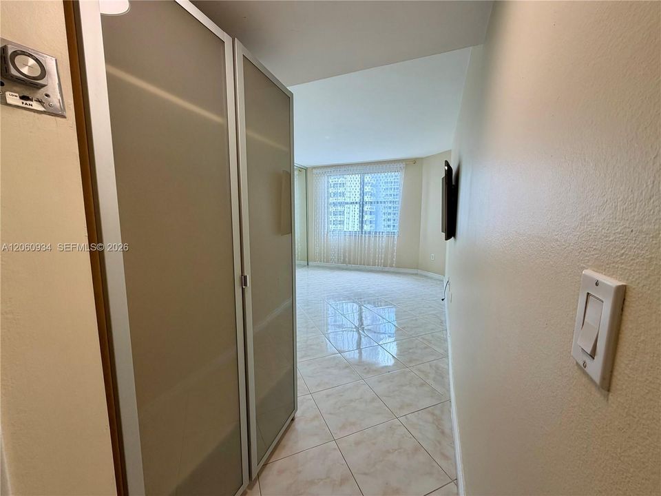 For Rent: $2,200 (1 beds, 1 baths, 870 Square Feet)