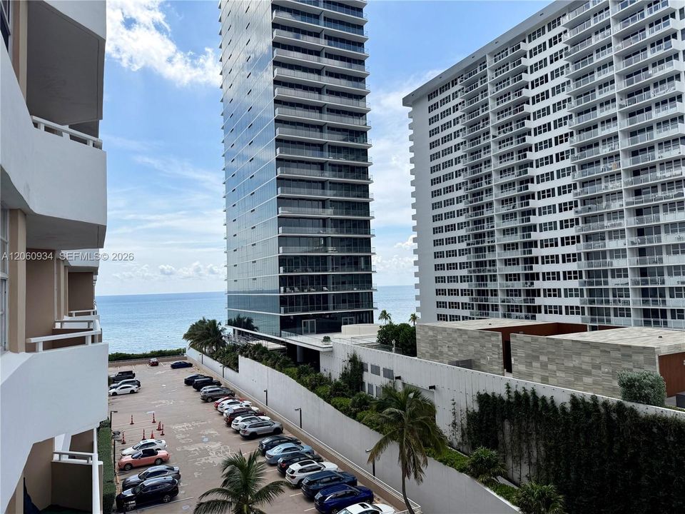 For Rent: $2,200 (1 beds, 1 baths, 870 Square Feet)