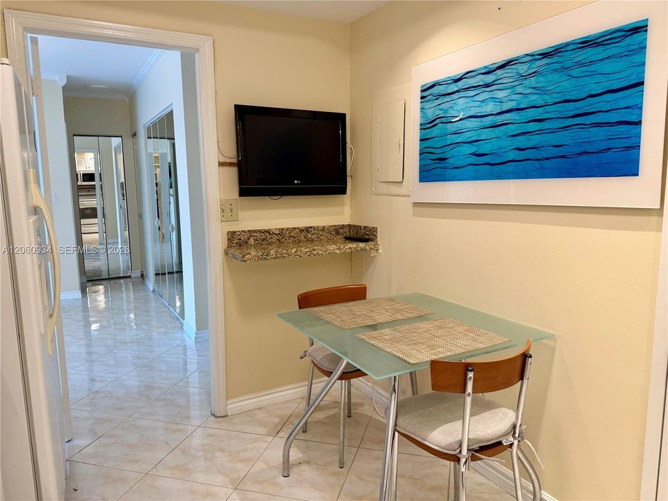 For Rent: $2,200 (1 beds, 1 baths, 870 Square Feet)