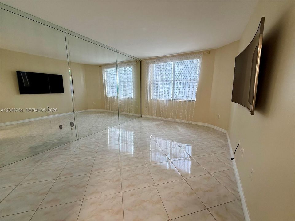 For Rent: $2,200 (1 beds, 1 baths, 870 Square Feet)