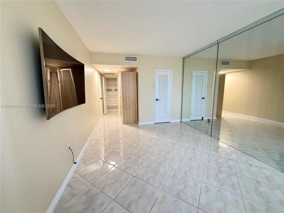For Rent: $2,200 (1 beds, 1 baths, 870 Square Feet)