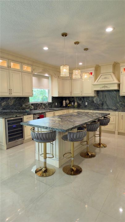 En Venta: $1,500,000 (4 camas, 3 baños, 3246 Pies cuadrados)